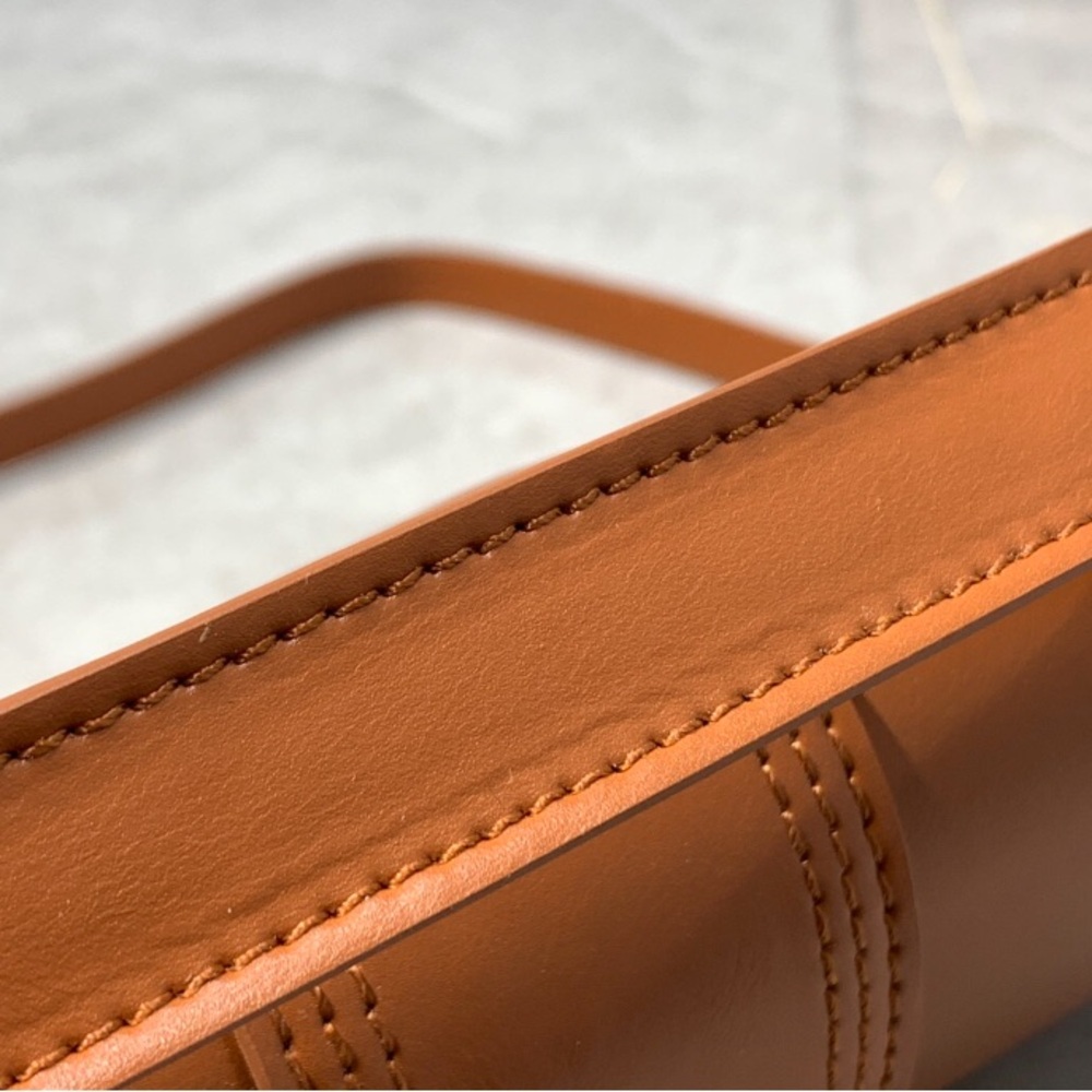 Jacquemus Tan Leather Shoulder Bag with Gold Logo - Picture 6 of 9